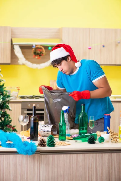 Joven limpieza cocina después de la fiesta de Navidad — Foto de Stock