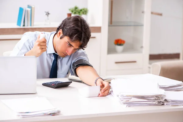 Homme stressé mesurant sa tension artérielle — Photo