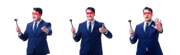Rechtsanwalt mit Augenbinde, der einen Hammer auf weißem Grund hält — Stockfoto