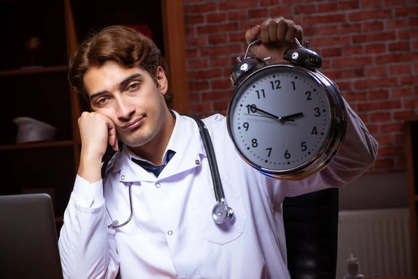 Jonge knappe dokter werkt 's nachts in het ziekenhuis — Stockfoto