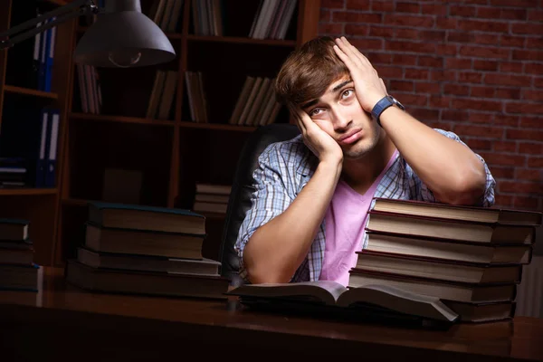 Joven estudiante guapo preparándose para los exámenes por la noche —  Fotos de Stock