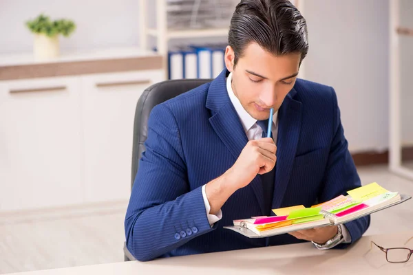 Joven empleado guapo planeando su actividad laboral — Foto de Stock