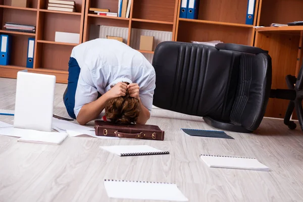 Empresário infeliz sentado no escritório — Fotografia de Stock