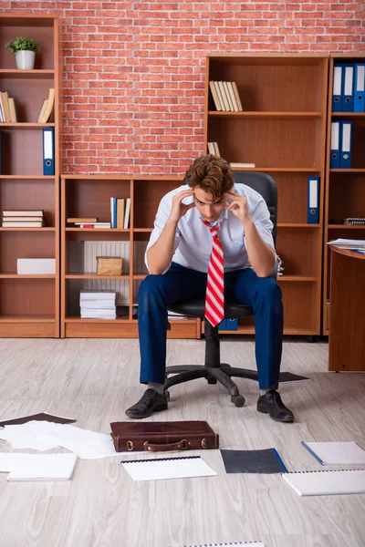 Δυστυχισμένος επιχειρηματίας κάθεται στο γραφείο — Φωτογραφία Αρχείου
