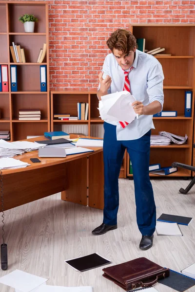 Empresário infeliz sentado no escritório — Fotografia de Stock