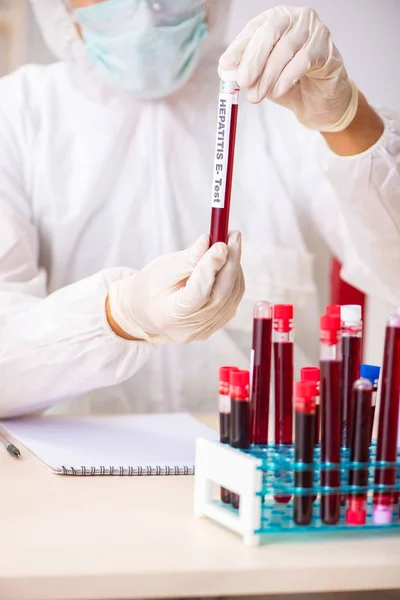 Junge hübsche Laborantin testet Blutproben im Krankenhaus — Stockfoto