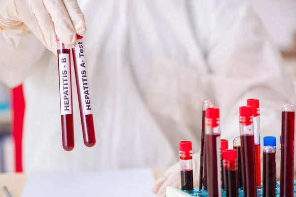若いですハンサムな研究室のアシスタントは、病院で血液サンプルをテスト — ストック写真