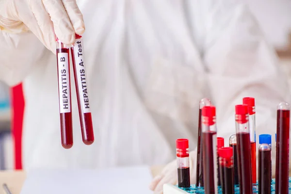 Jovem assistente de laboratório bonito testando amostras de sangue no hospital — Fotografia de Stock