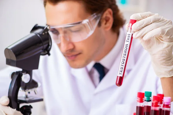 Jovem assistente de laboratório bonito testando amostras de sangue no hospital — Fotografia de Stock