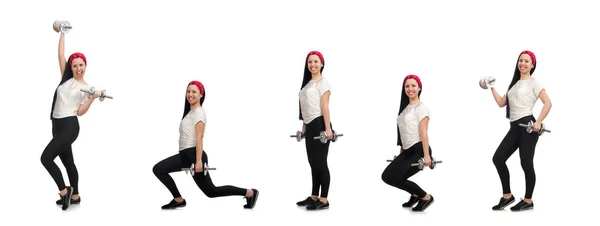 Wanita muda berolahraga dengan dumbbells — Stok Foto