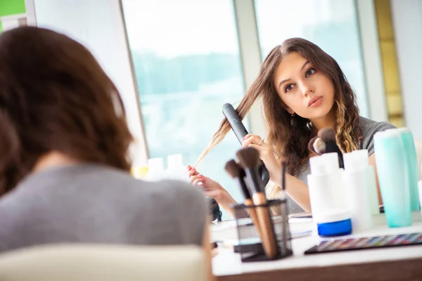 Giovane donna nel salone di bellezza — Foto Stock