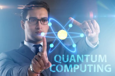 İş adamı kuantum hesaplama kavramında sanal düğmeye basıyor
