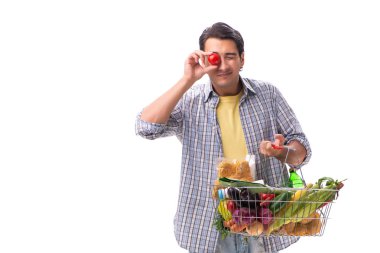 Bakkal alışverişi yapan genç bir adam.