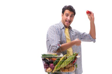 Bakkal alışverişi yapan genç bir adam.