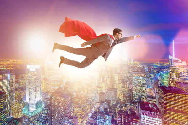 Супергерой бізнесмен літає над містом — стокове фото