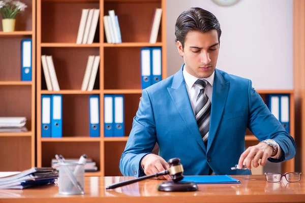 Rechtsanwältin im Büro — Stockfoto