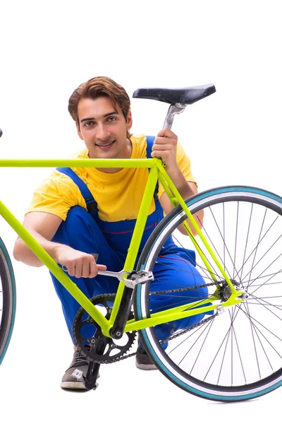 在白色背景下修理自行车的人 — 图库照片