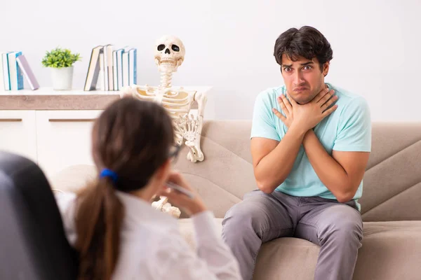 Young patient visiting psychologist for therapy — Stock Photo, Image