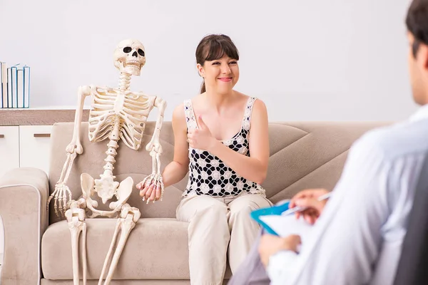 Jonge patiënt op bezoek bij psycholoog voor therapie — Stockfoto