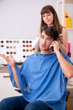 Genç çekici adam bayan berberi ziyaret ediyor. 