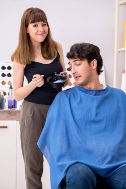 Genç çekici adam bayan berberi ziyaret ediyor. 