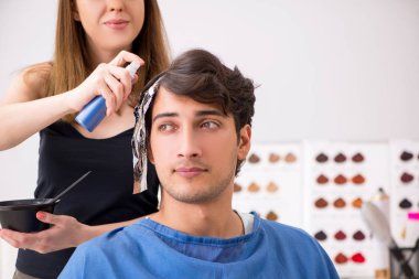 Genç çekici adam bayan berberi ziyaret ediyor. 