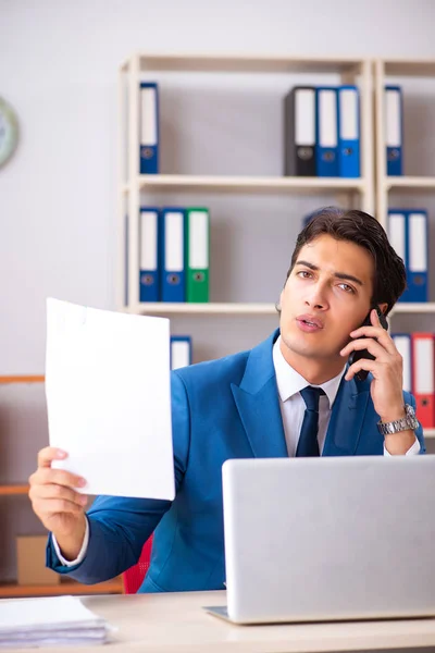 Jovem empresário bonito que trabalha no escritório — Fotografia de Stock