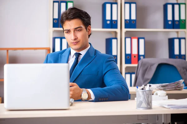 Jeune homme d'affaires beau qui travaille dans le bureau — Photo