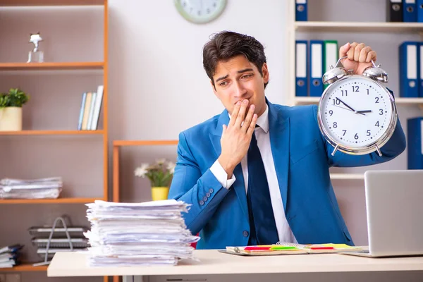 Junge gutaussehende Geschäftsleute arbeiten im Büro — Stockfoto