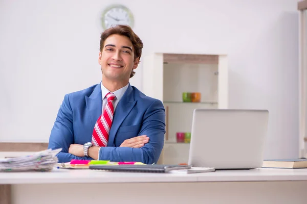 Jovem empresário atraente que trabalha no escritório — Fotografia de Stock