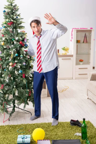 Ung snygg anställd firar jul på arbetsplatsen — Stockfoto