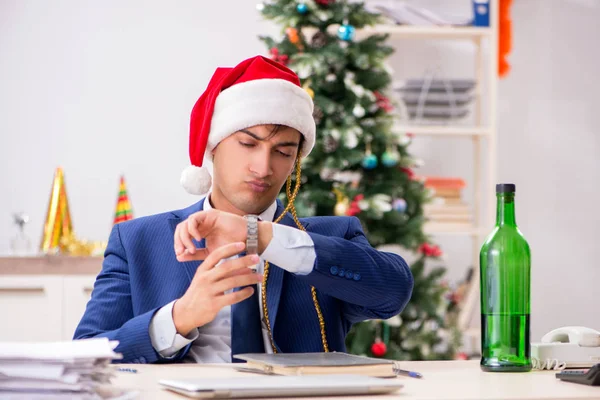 Jovem Bonito Funcionário Celebrando Natal Local Trabalho — Fotografia de Stock