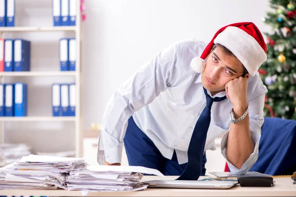 Jovem e bonito funcionário celebrando o Natal no local de trabalho — Fotografia de Stock