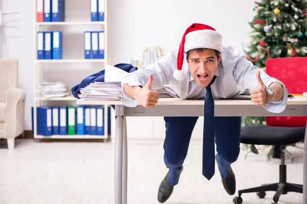 Joven empleado guapo celebrando la Navidad en el lugar de trabajo —  Fotos de Stock