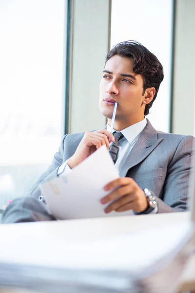 Erfolgreicher Geschäftsmann im Büro — Stockfoto