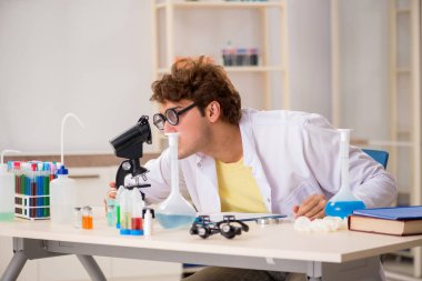 Deneyler ve testler yapan çılgın bir kimyager.