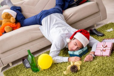 Genç yakışıklı işçi işyerinde Noel kutlamaları 