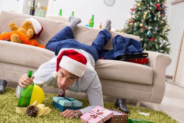 Genç yakışıklı işçi işyerinde Noel kutlamaları 