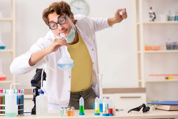 Funny químico loco haciendo experimentos y pruebas — Foto de Stock