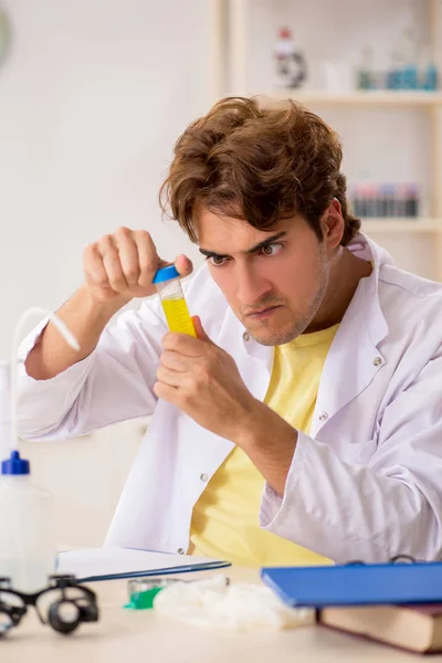 Grappige gekke chemicus doet experimenten en tests — Stockfoto