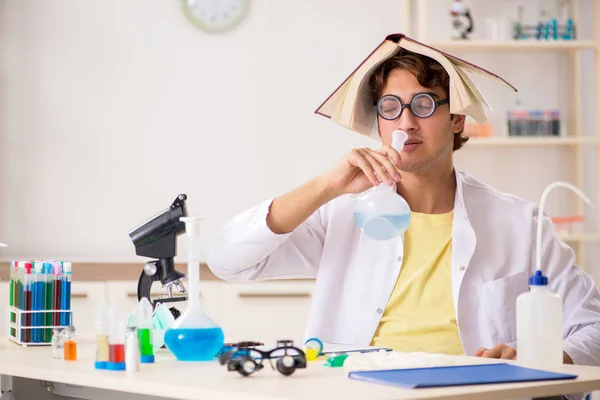 Legrační Šílený Chemik Dělá Experimenty Testy — Stock fotografie