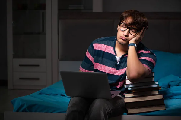 Joven estudiante guapo preparándose para los exámenes por la noche — Foto de Stock