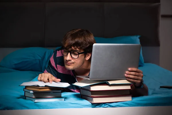 Mladý student se připravuje na zkoušky v noci doma — Stock fotografie