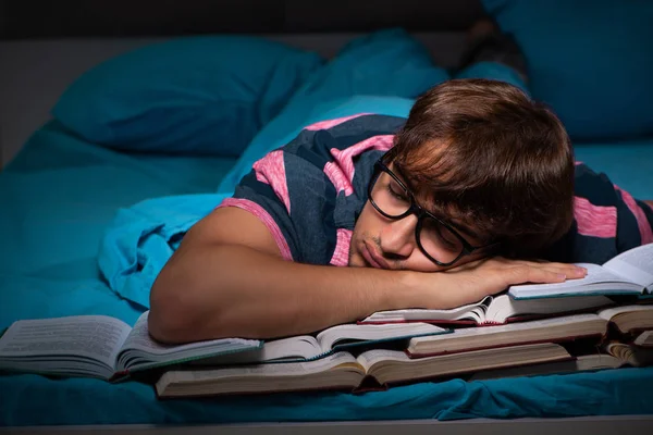 Estudiante joven preparándose para los exámenes en casa por la noche —  Fotos de Stock