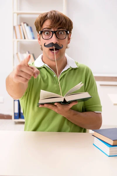 Student cu mustață falsă citind cartea — Fotografie, imagine de stoc