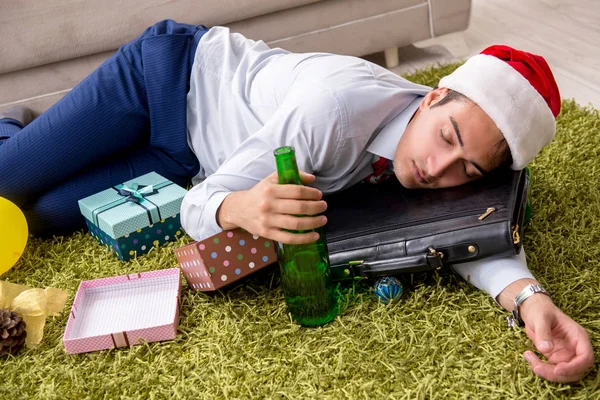 Junge hübsche Mitarbeiterin feiert Weihnachten am Arbeitsplatz — Stockfoto