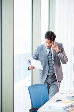 Ofiste çalışan başarılı genç bir işadamı. 