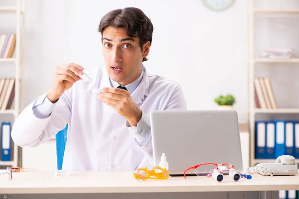 Jung hübsch doktor okulist working bei die klinik — Stockfoto