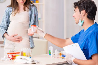 Hamile kadın check-up için doktoru ziyaret ediyor.