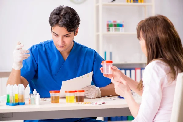 Médico visitante del paciente para la prueba de orina —  Fotos de Stock